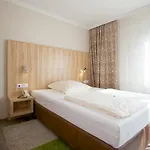 Reinhardtshof Garni מלון 3*