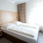 Reinhardtshof Garni מלון 3*