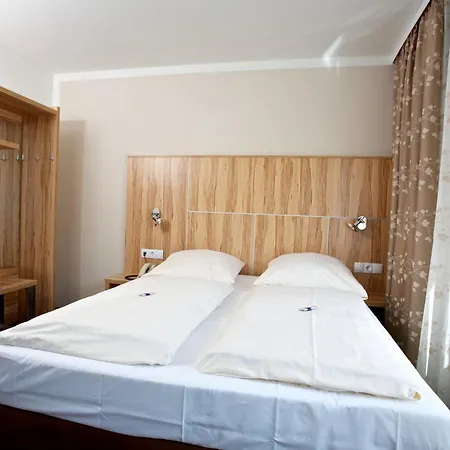 Reinhardtshof Garni Hotel Wolfschlugen